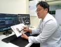 스마트폰과 함께 고개 숙인 당신, 거북목증후군 부른다
