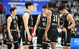 ‘플래시썬’ 김선형 데뷔전서 13점…KT, 홈 개막전서 ‘슈퍼팀’ KCC 제압 [쿠키 현장]