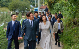 이재명 대통령, 추석 맞아 선영 참배…“모두의 대통령 다짐 되새겨”