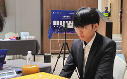 ‘바둑 황제’ 신진서, 란커배 8강 진출…메이저 V9 도전