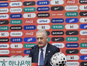 구스타보 알파로 감독 “한국과 일본 스리백, 월드컵에서 경쟁력 있을 것” [쿠키 현장]