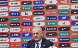 구스타보 알파로 감독 “한국과 일본 스리백, 월드컵에서 경쟁력 있을 것” [쿠키 현장]