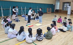 “운명을 던져라” 윷놀이에 환호·탄식…그안에 담긴 질서와 배려