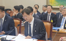 ‘다주택자 금감원장’ 맹비난…국감 첫 데뷔 이찬진 ‘진땀’[2025 국감]