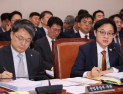 ‘관세 협상 협의’ 귀국한 김정관…“대미 투자금, 적절 수준 놓고 양측 대립” [2025 국감]