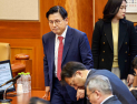 황교안 자택 압수수색 불발…특검 9시간 대치 끝 철수