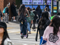 ‘인도·건널목’ 위로 질주…보행자 위협하는 전동킥보드 [쿠키포토]