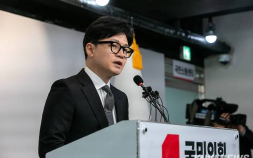 한동훈 “李, 재판 재개되면 계엄령 선포할 수도”…與 “근거 없는 음모론, 정신 차려라”