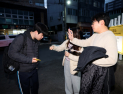 ‘잘하고 와!’…수험생들, 열띤 응원 속 시험장 입실