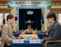 ‘바둑 황제’ 신진서, 하찬석국수배 기념대국서 ‘여왕’ 김은지에 완승