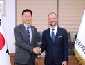 김용선 지식재산처장, 앤드루 스테인즈 WIPO 사무차장보와 환담 [쿠키포토]