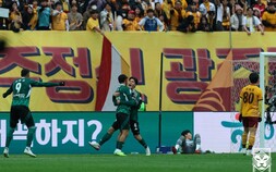 이정효·이승우 퇴장, 혈전 펼쳐진 코리아컵 결승…전북, 광주 잡고 ‘더블’ 달성 [쿠키 현장]