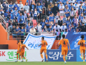전반 맹공 + 이기제 퇴장…제주, 수원에 승강 PO 승리로 잔류 확정 [쿠키 현장]