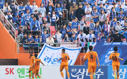 전반 맹공 + 이기제 퇴장…제주, 수원에 승강 PO 승리로 잔류 확정 [쿠키 현장]