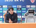 눈물 흘린 변성환 수원 감독 “승격 실패, 감독인 제가 책임져야 한다” [쿠키 현장]