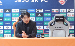 눈물 흘린 변성환 수원 감독 “승격 실패, 감독인 제가 책임져야 한다” [쿠키 현장]