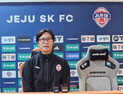 김정수 감독대행 “팬들 덕분 잔류…승강 PO 내려간 부분 반성해야” [쿠키 현장]