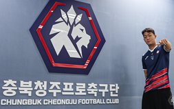 충북청주FC, 190cm 장신 미드필더 정진우 영입…중원에 높이 더한다 [K리그]