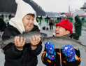 화천산천어축제…첫날 축구장 30배 얼음낚시터 '인파 가득'