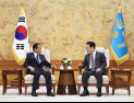 아소 전 日 총리 만난 李대통령…“한일, 협력할 부분 최대한 찾아야”