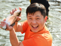 화천산천어축제 백미 '맨손잡기'[화보]