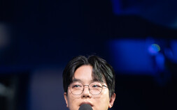 ‘캐니언 깃발’ 본 박준석 BNK 감독 “하늘이 젠지를 택했다” [쿠키 현장]