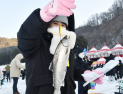 “추위야 물렀거라”…산천어 낚는 ‘꼬마 강태공’[쿠키포토]