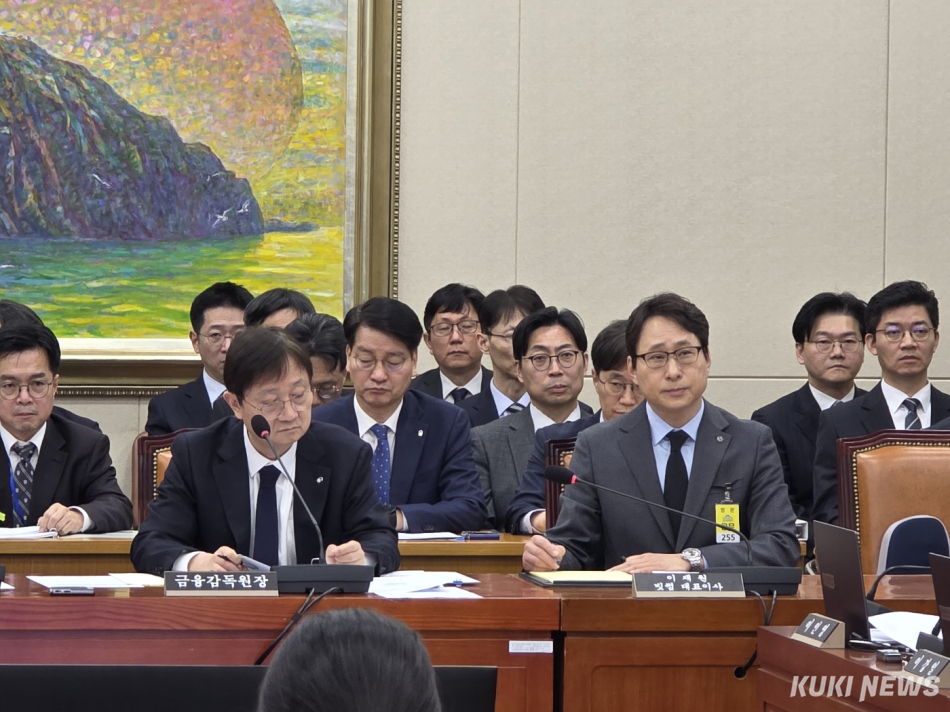 국회 정무위원회 빗썸 긴급 현안질의에 참석한 이찬진(앞줄 왼쪽 첫번째) 금융감독원장과 이재원(앞줄 왼쪽 두번째) 빗썸 대표이사. 김건주 기자