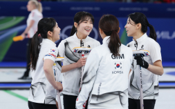 韓 여자 컬링, 최강 스웨덴 격파…5승3패로 4강 불씨 살렸다 [밀라노 동계올림픽]