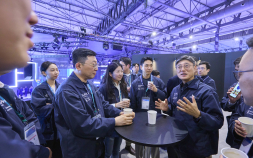 정재헌 SKT CEO, 국내 스타트업 AI 동반자 ‘약속’…“2030년까지 500곳 지원” [MWC26]