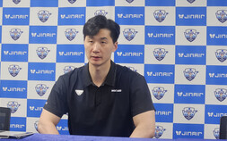 박철우 우리카드 감독대행 “귀중한 2점…삼성화재전 끝까지 도전” [쿠키 현장]