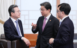 청와대, 주말에도 관계부처 회의…중동 대응 추경 ‘속도전’