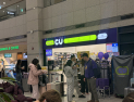 “보라색 리본 달고 입국”…BTS 공연 앞두고 공항 들썩, 韓관광 수요 폭증 [현장+]