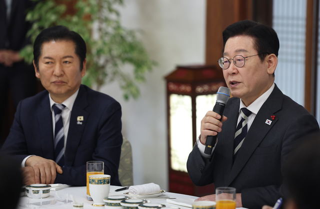 이재명 대통령이 지난 1월16일 청와대 상춘재에서 열린 정당 지도부 초청 오찬에서 발언하고 있다. 왼쪽은 정청래 더불어민주당 당대표. 연합뉴스
