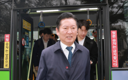 정청래, 대중교통 출근…“의원들도 ‘차량 5부제’ 동참해야”