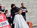 결기 다지며 홀딱 깎았는데…캐스팅보트 2030 시큰둥