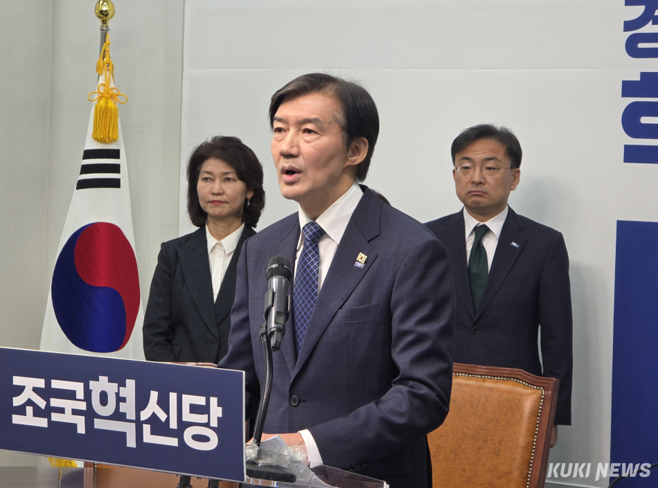 조국 조국혁신당 대표가 14일 오전 국회 본관 당회의실에서 기자회견을 열고 평택을 재보궐선거 출마를 선언하고 있다. 김미경 기자