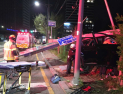 속초서 승용차 이정표 들이받아 운전자 중상