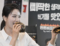 ‘삐딱한 버거’ 내놓은 롯데리아…이찬양 셰프와 협업 [쿠키포토]