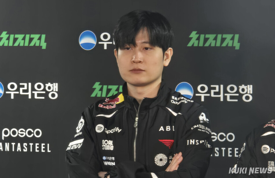 임재현 T1 감독대행이 26일 오후 5시 인천 인스파이어 아레나에서 열린 ‘2026 LCK’ 정규시즌 1라운드 BNK 피어엑스와의 경기에서 승리한 뒤 기자회견에 임하고 있다. 김영건 기자