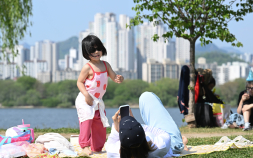 최고기온 23도 초여름 날씨…여의도공원 나들이객 북적
