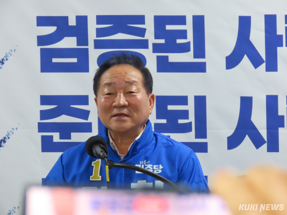 더불어민주당 한왕기 평창군수 후보가 7일 평창읍 평창중앙로 42 CU편의점 2층에서 우상호 도지사 후보를 비롯한 당원·군민 등 지지자 300여명이 참석한 가운데 ‘한왕기 후보 선거사무소 개소식’을 개최하고 선대위 인선을 발표했다. 전인수