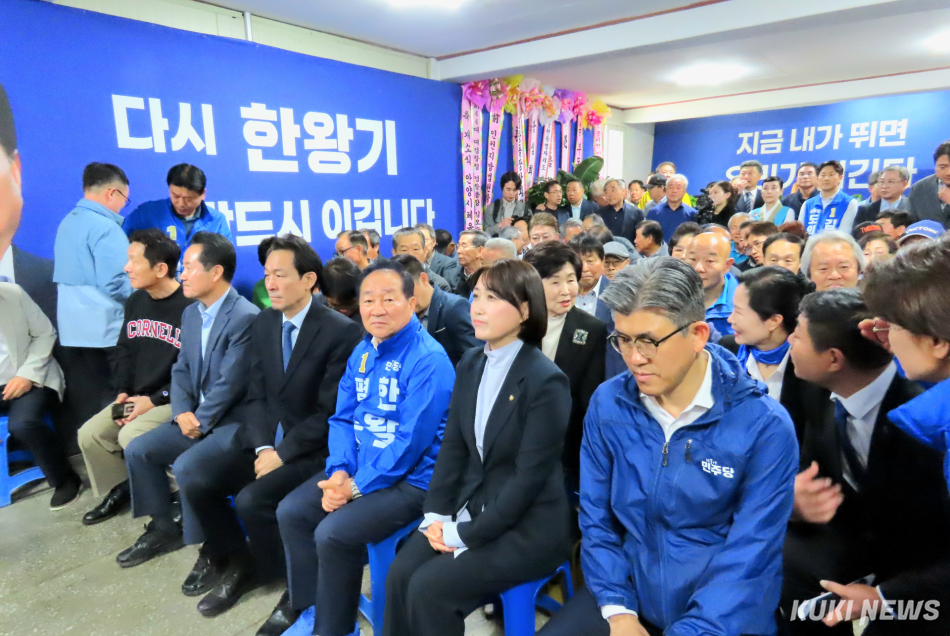 더불어민주당 한왕기 평창군수 후보가 7일 평창읍 평창중앙로 42 CU편의점 2층에서 우상호 도지사 후보를 비롯한 당원·군민 등 지지자 300여명이 참석한 가운데 ‘한왕기 후보 선거사무소 개소식’을 개최하고 선대위 인선을 발표했다. 전인수