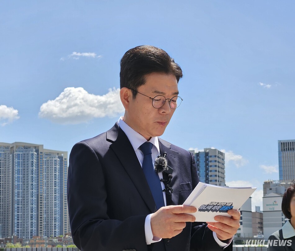 정원오 더불어민주당 서울시장 후보가 8일 오전 서울 용산구 용산국제업무지구에서 용산국제업무지구 개발 공약을 발표하고 있다. 서지영 기자