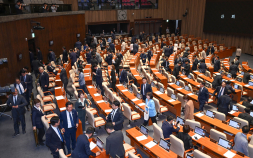 “개헌 상정 않겠다”…본회의 열자마자 산회 [쿠키포토]