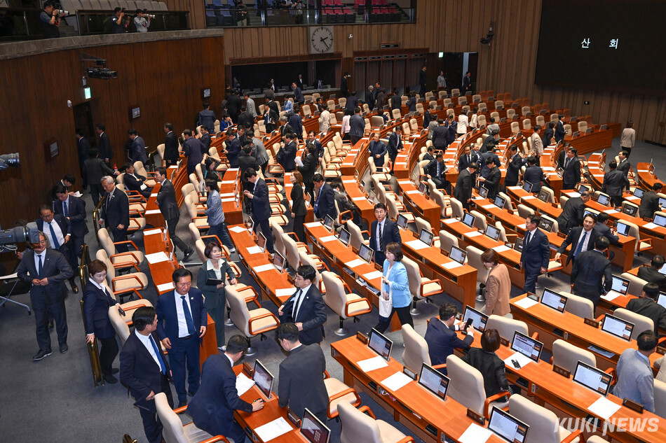 8일 국회 본회의가 끝난 후 더불어민주당 의원들이 본회의장에서 퇴장하고 있다.