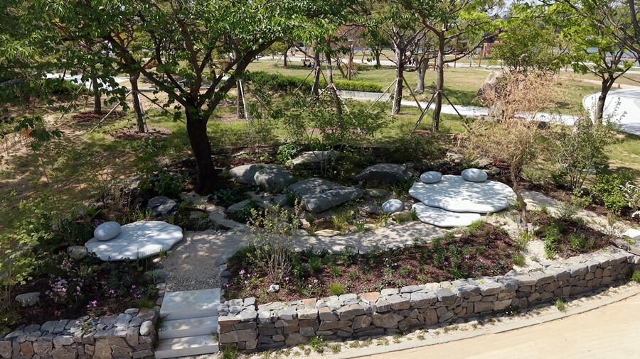 우희경 작가의 ‘수릿날, 연잎에 스미다’. 한국수목원정원관리원