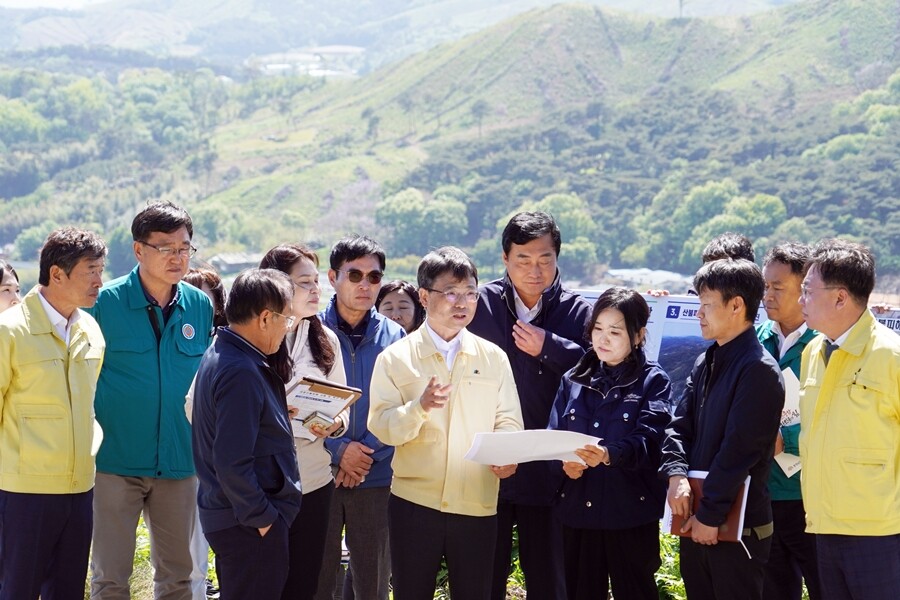 8일 충남 홍성군 서부면 판교리 대형산불 피해지역 조림복원 현장을 점검하는 박은식 산림청장(가운데). 산림청