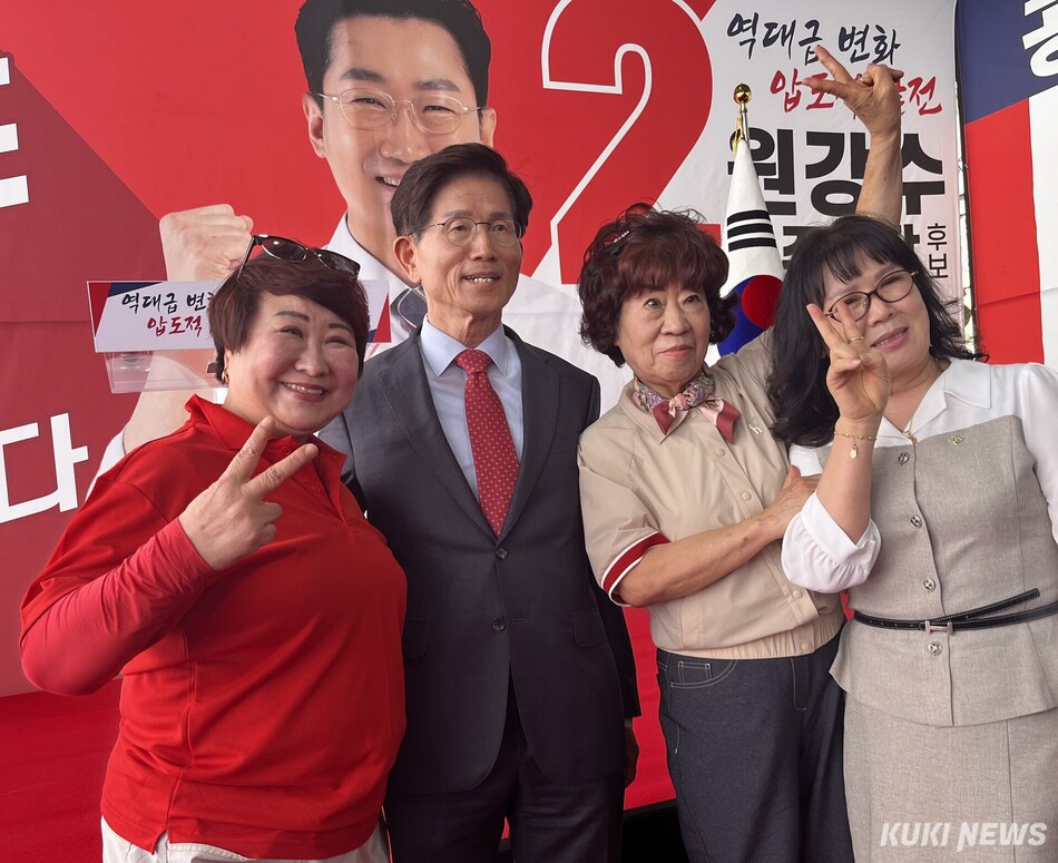 김문수 전 고용노동부 장관이 10일 오후 6·3 지방선거 국민의힘 원강수 원주시장 후보 캠프 개소식에서 명예선대위원장을 ‘수락’ 후 지지를 호소했다. 이어 원주지역 지지자들과 기념촬영 등 스킨십 강화에도 나섰다. 윤수용 기자