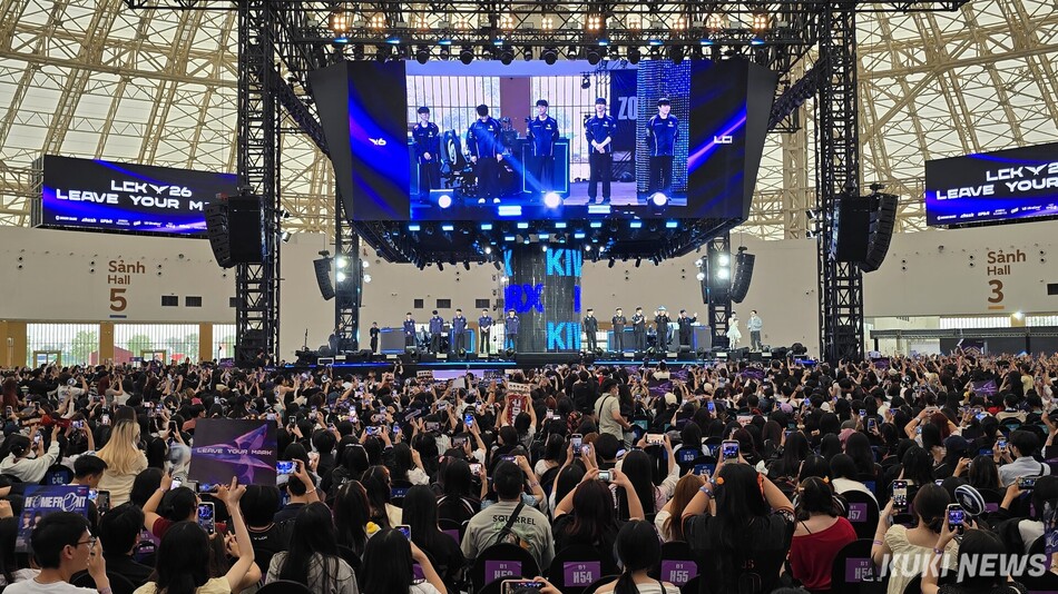 10일 베트남 하노이 전시센터(VEC)에서 열린 ‘키움 DRX 홈프론트’에서 팬들이 선수들의 입장에 환호하고 있다. 김영건 기자